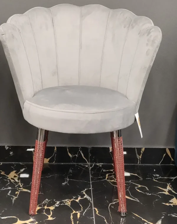 Poltroncina a forma di conchiglia