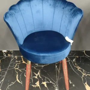 Poltroncina a forma di conchiglia