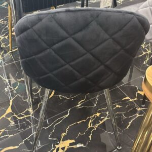 Sedia trapuntata in velluto nero