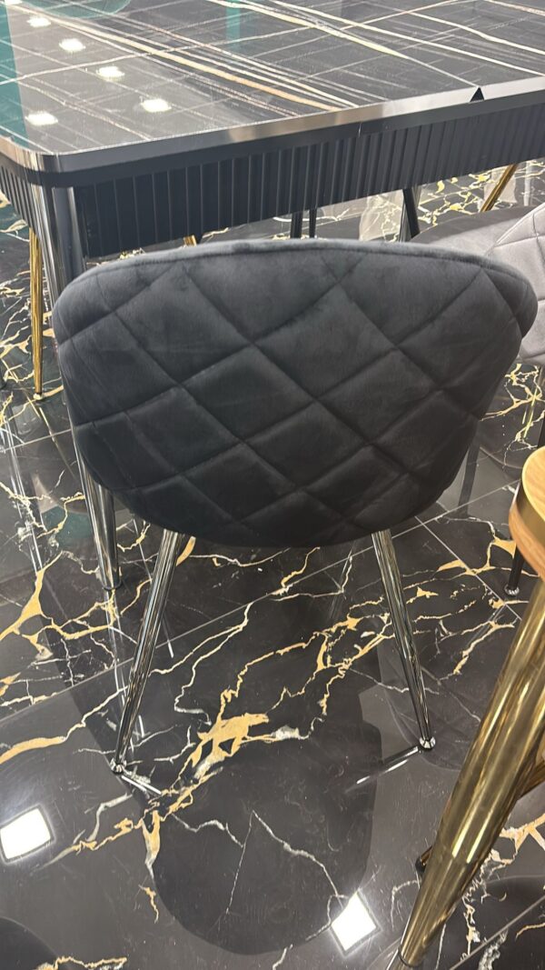 Sedia trapuntata in velluto nero